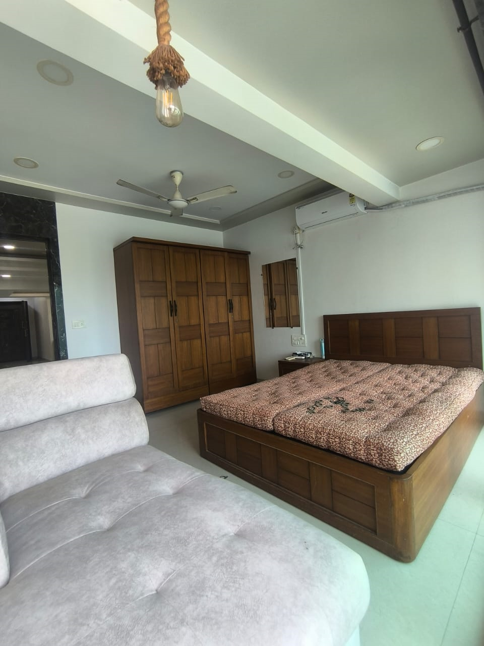 11 - Krimson Aurum, Santacruz West