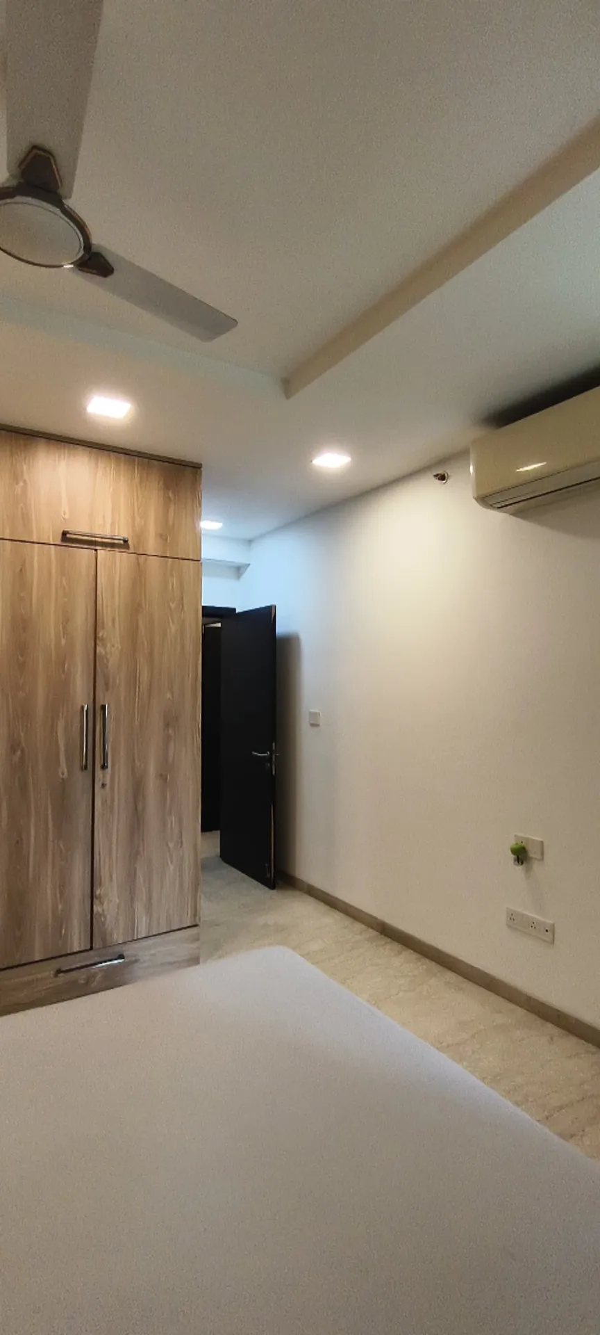 E9 - Oberoi Esquire, Goregaon East