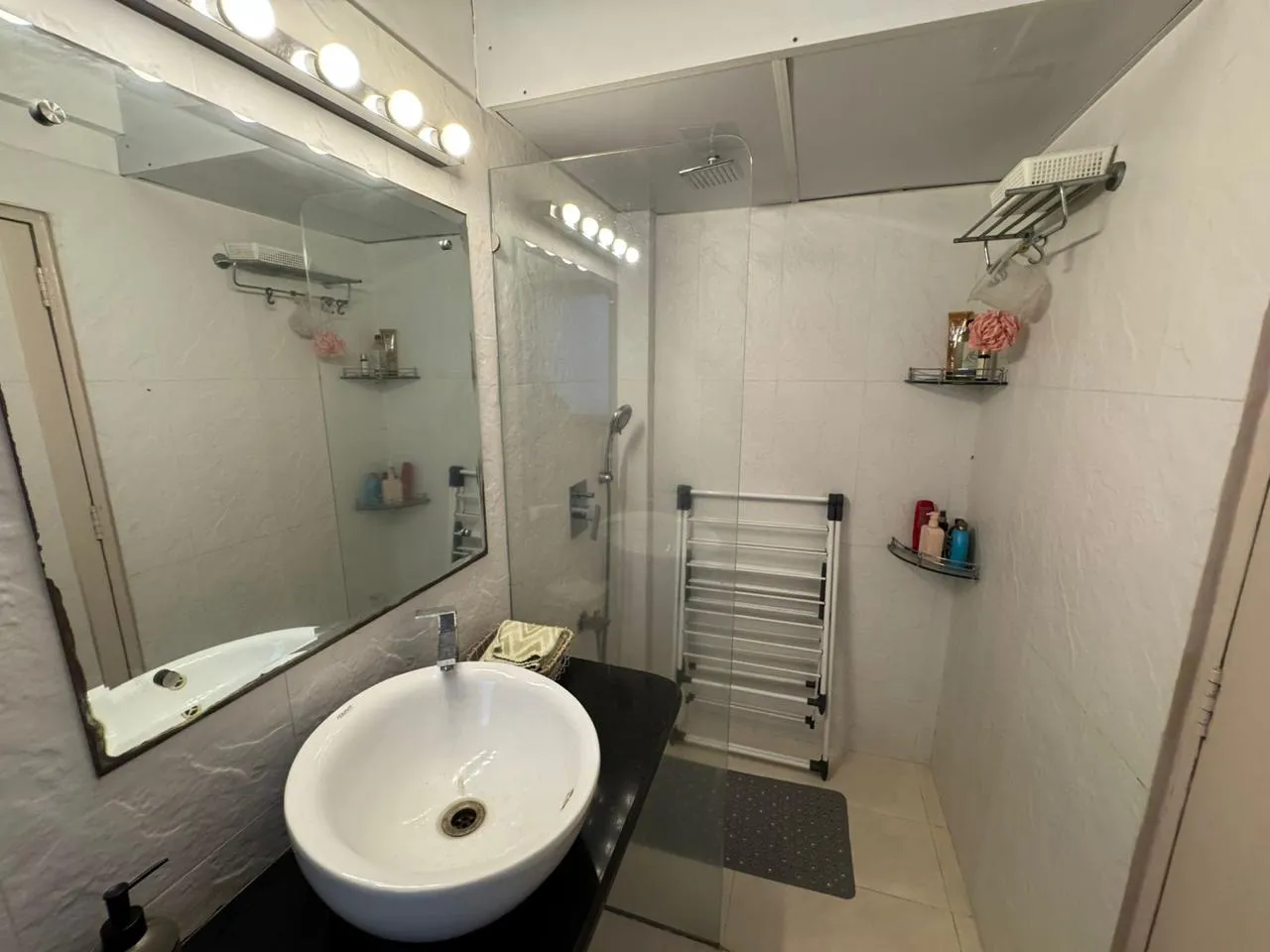 L9 - Land Breeze, Bandra West