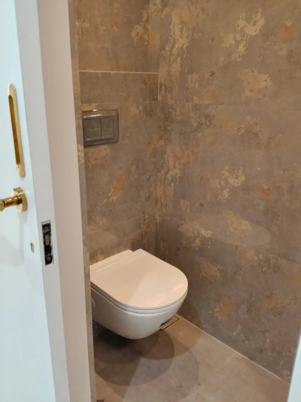 B4 - Bajaj Jade, Khar West